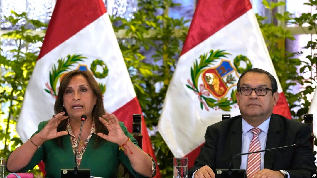 La presidenta de Perú, Dina Boluarte, habla junto a su primer ministro, Alberto Otarola, durante una conferencia de prensa en el palacio de gobierno de Lima, el 5 de enero de 2023.