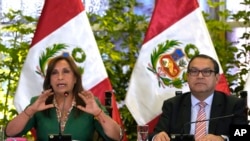 La presidenta de Perú, Dina Boluarte, habla junto a su primer ministro, Alberto Otarola, durante una conferencia de prensa en el palacio de gobierno de Lima, el 5 de enero de 2023.