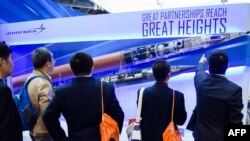 Pengunjung menyaksikan rudal THAAD dan PAC-3 yang ditampilkan di stand Lockheed Martin dalam pameran Pertahanan dan Keamanan Peralatan Internasional (DSEI) di ExCel Centre, London, 15 September 2015. (Foto: dok).