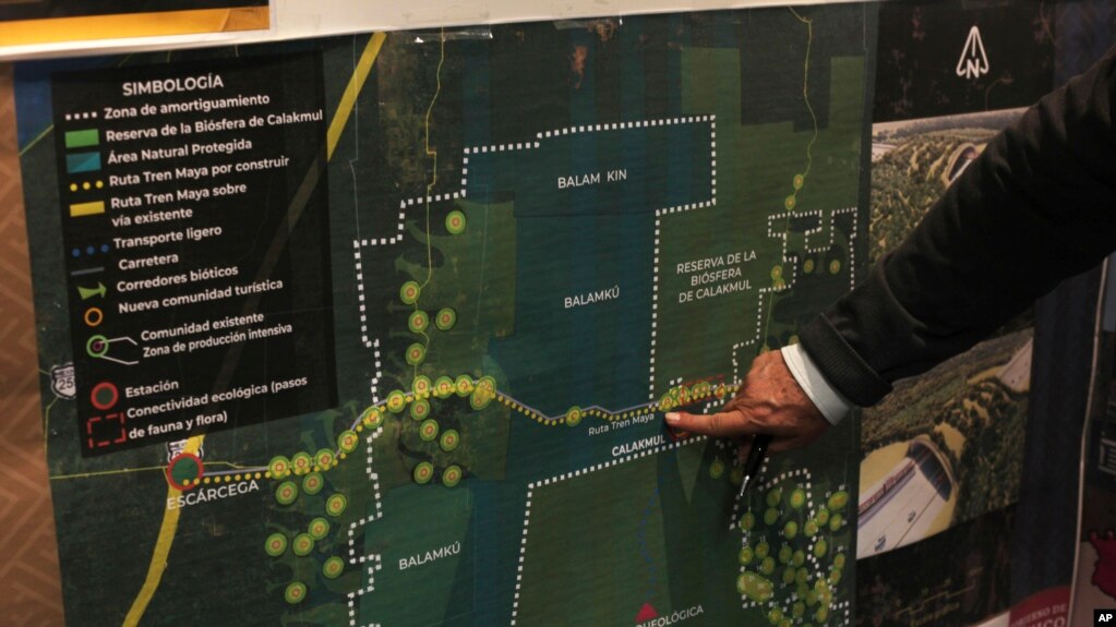 ARCHIVO - Rogelio Jiménez Pons, director de Fonatur, señala un mapa de la ruta planeada del Tren Maya, durante una entrevista el 18 de marzo de 2019, en la Ciudad de México.
