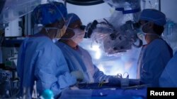 La tecnología médica podría permitir a los doctores realizar cirugías mientras observan una imagen en tercera dimensión de la anatomía del paciente.