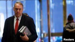 El representante republicano por Montana, Ryan Zinke, nominado por el presidente electo Donald Trump para dirigir el Departamento del Interior comparece ante la audiencia de confirmación en el Senado.