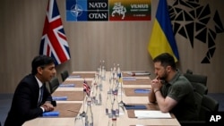 Риши Сунак, и Владимир Зеленский беседуют во время двусторонней встречи на полях саммита НАТО в Вильнюсе, Литва, 12 июля 2023 года