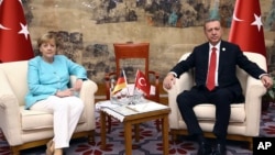 Turkish President Recep Tayyip Erdogan, right, and German Chancellor Angela Merkel sit at the start of a bilateral meeting in Hangzhou in eastern China's Zhejiang province, Sept. 4, 2016, alongside the G-20 Summit. 