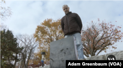 Mark Lindenberg visits the grave of his pet cat, Boots, who is buried at the Hartsdale Pet Cemetery, located about 30 kilometers outside of New York City. (VOA)