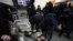 Agentes de policía detienen a manifestantes en una estación de metro durante una manifestación contra la decisión del gobierno de suspender las negociaciones para unirse a la Unión Europea durante cuatro años en Tiflis, Georgia, el 2 de diciembre de 2024. 