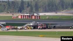 Members of emergency services and investigators work at the scene of an incident involving an Aeroflot Sukhoi Superjet 100 passenger plane at Moscow's Sheremetyevo airport, Russia May 6, 2019. 