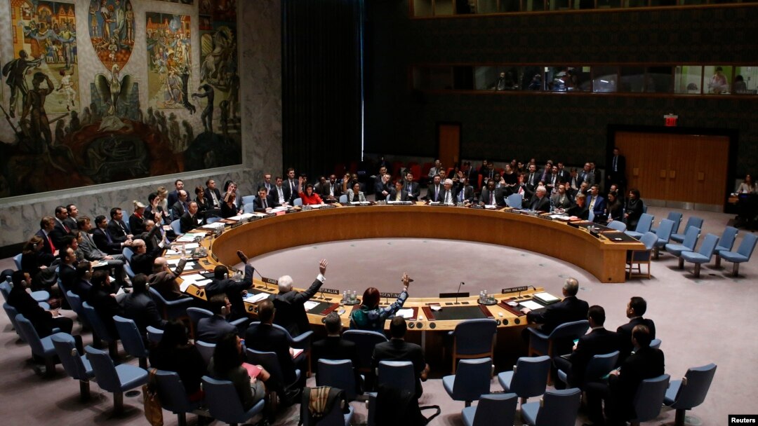 Dewan Keamanan PBB melakukan pemungutan suara untuk resolusi bantuan keamanan untuk Suriah di Markas Besar PBB di New York (22/2). (Reuters/Eduardo Munoz)