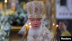 Patriark Kirill memimpin kebaktian Natal Ortodoks di Katedral Kristus Juru Selamat di Moskow, Rusia, 6 Januari 2023. (Foto: REUTERS/Evgenia Novozhenina)