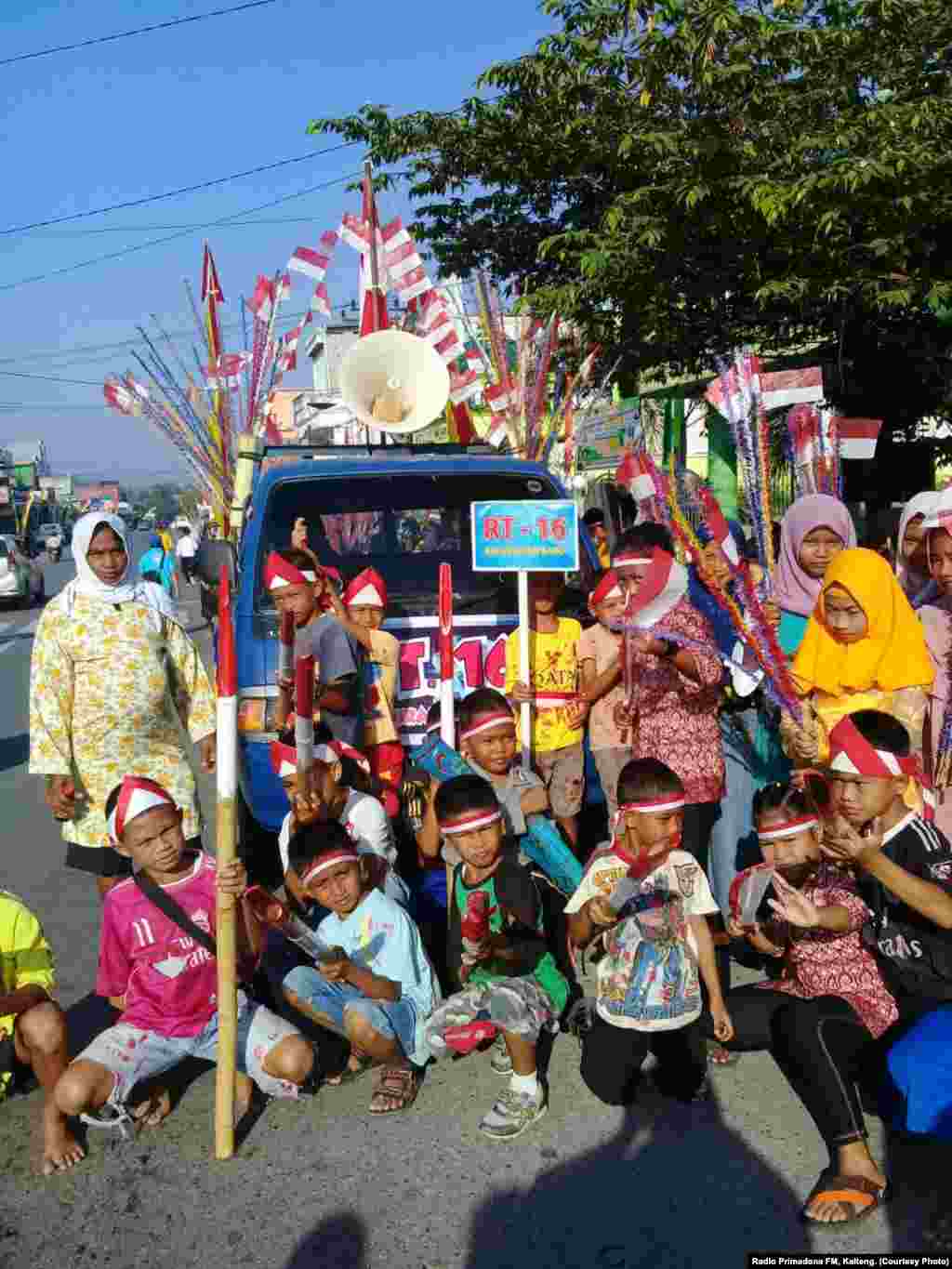 Anak-anak ikut meramaikan peringatan Ulang Tahun ke-73 Republik Indonesia dengan pawai dan berbagai lomba di salah satu kelurahan di Kotawaringin Barat, Kalimantan Tengah. (Foto: Radio Primadona FM, Kalimantan Tengah)