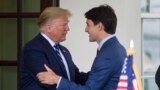 Presiden Donald Trump menyambut Perdana Menteri Kanada Justin Trudeau saat tiba di Gedung Putih, 20 Juni 2019, di Washington. (Foto: AP)