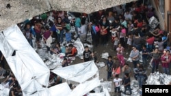 Imagen de archivo de migrantes vistos fuera de la estación McAllen de la Patrulla Fronteriza de EEUU, en un campamento improvisado en McAllen, Texas, EEUU, Mayo 15, 2019. REUTERS/Loren Elliott.