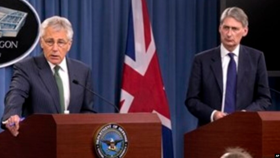 Menhan AS Chuck Hagel (kiri) dan Menhan Inggris Philip Hammond memberikan konferensi pers di Pentagon, antara lain membahas soal Suriah (2/5).