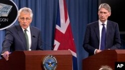 Menhan AS Chuck Hagel (kiri) dan Menhan Inggris Philip Hammond memberikan konferensi pers di Pentagon, antara lain membahas soal Suriah (2/5).