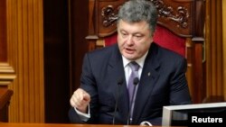 Presiden Ukraina Petro Poroshenko memperpanjang gencatan senjata sepihak dengan separatis pro-Rusia (foto: dok). 