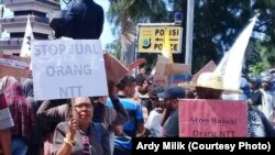 Ratusan demonstran menyuarakan kepedulian terhadap kasus Adelina Sau dalam aksi di Kupang, Senin 6 Mei 2019 (courtesy: Ardy Milik)