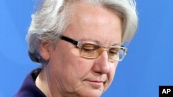 9일 표절 의혹으로 결국 사임 의사를 밝히는 독일의 아네테 샤반 교육장관.