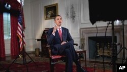 سه‌رۆک ئۆباما له‌ ده‌می پـێشـکه‌ش‌کردنی گوتاری هه‌فتانه‌ی خۆیدا، شه‌ممه‌ 24 ی چواری 2010