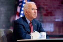 El exvicepresidente y candidato demócrata a la presidencia, Joe Biden, asiste a una conferencia de salud pública virtual en el teatro Queen en Wilmington, Delaware, el miércoles 28 de octubre de 2020 (AP Photo / Andrew Harnik).