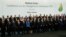 Para pemimpin negara-negara di dunia berfoto di depan mimbar COP21, KTT Perubahan Iklim di Le Bourget, luar Paris, (30/11).