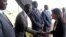 La embajadora de EE.UU. ante la ONU, Nikki Haley, saluda a funcionarios del gobierno de Sudán del Sur a su llegada a Juba, la capital del país del Este africano, parte de una gira por 3 países del continente. Oct. 25, 2017.