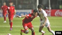 Pemain timnas Indonesia, Hamka Hamsah berebut bola dengan pemain Bahrain Ismaeel Abdullatif Ismaeel (kanan) dalam pertandingan kualifikasi Piala Dunia 2014 di GBK Senayan (6/9).