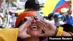 Colombianos salen a las calles para dar inicio a la tercera semana de protestas antigubernamentales, en Cali, el miércoles 12 de mayo.