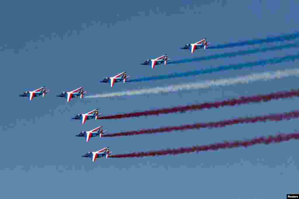 فرانسیسی ایئر فورس کے ایلفا جنگی طیارے ایئر شو کی افتتاحی تقریب کے دوران فلائی پاسٹ کر رہے ہیں۔