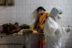 2021년 7월 27일 한 코로나 감염자가 인도 비하르주 소재 병원에 누워있다 (자료사진)