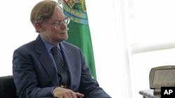 World Bank President Robert Zoellick reacts during a meeting with Brazil's President Dilma Rousseff [not in picture] at the Planalto Palace in Brasilia, June 2, 2011 (file photo)