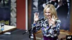 Penulis Inggris J.K. Rowling saat dianugerahi Hans Christian Andersen Award pada 2010. (Foto: Dok)