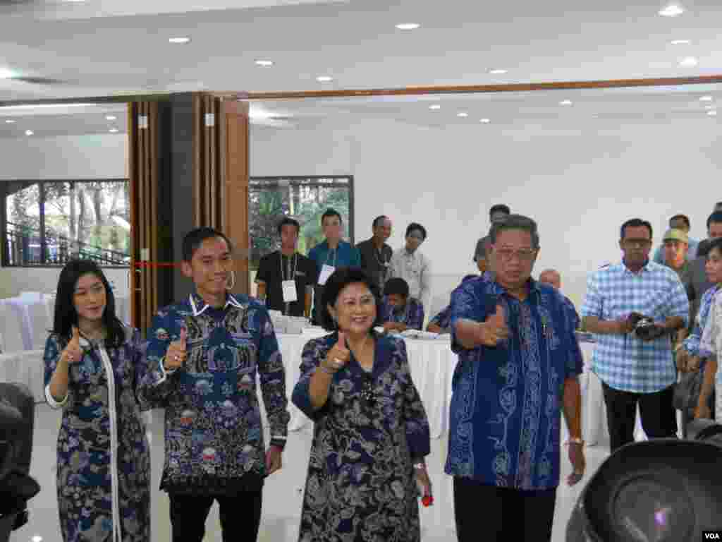 Presiden Susilo Bambang Yudhoyono beserta keluarga, Rabu (9/4) usai menyalurkan hak suaranya di TPS 6 desa Nagrak Gunung Putri Bogor. (VOA/Andylala Waluyo)