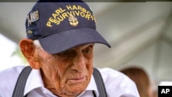 ARCHIVO - El sobreviviente de Pearl Harbor, Harry Chandler, de Tequesta, Florida, habla con los medios durante la 82.a ceremonia del Día del Recuerdo de Pearl Harbor en Pearl Harbor en Honolulu, el 7 de diciembre de 2023.