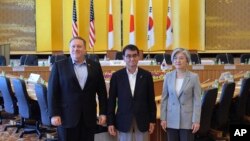 De izquierda a derecha, el Secretario de Estado de EE.UU. Mike Pompeo, el Ministro de Asuntos Exteriores de Japón, Taro Kono, y la Ministra de Relaciones Exteriores de Corea del Sur Kang Kyung-wha posan para una foto en la casa de huéspedes Iikura en Tokio, Japón, 8 de julio de 2018.