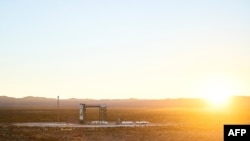 미국 텍사스주 서부의 발사대에 블루오리진 뉴셰퍼드 로켓이 세워져있다.
