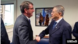 美国国防部副部长艾希顿•卡特与台湾国防部副部长杨念祖握手(图片由美国国防部提供)