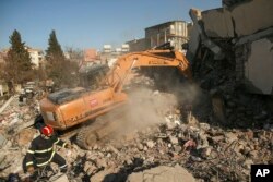 土耳其救援人员搜救地震幸存者。（2023年2月9日）