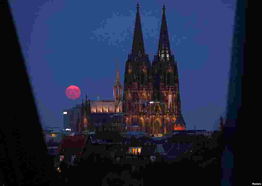 A supermoon rises behind the Cologne Cathedral in Cologne, Germany, Aug.19, 2024.