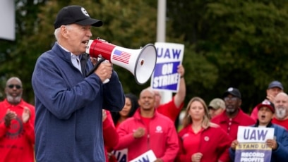 Biden Joins Striking Autoworkers in Michigan