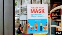 A cafe sign in Ho Chi Minh City exhorts customers to wear masks. (VOA News)