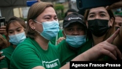 菲律宾总统杜特尔特的女儿、达沃市市长萨拉·杜特尔特与市府工作人员合影（2021年11月9日）