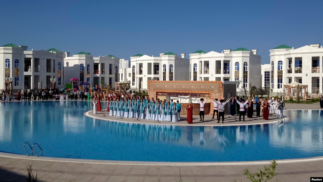 Qo'shni davlatlarda koronavirus avj olar ekan, Turkmaniston telekanallari va boshqa davlat axborot manbalari mamlakatda hammasi a'lo darajada deb bong urishda davom etmoqda 