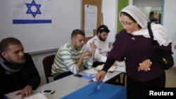 Somalia's Islamist jihadists emerged as merchants in the illegal trade of elephant ivory from the Horn of Africa, according to undercover investigators. Surrounded by well-armed bodyguards for a 2008 press conference, spokesman Sheik Muktar Robow Abu Mansur vowed increased attacks against a struggling goverment force and its foreign supporters.<br />
&nbsp;