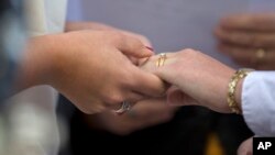 Un tribunal federal de apelaciones en Cincinnati confirmó el derecho estatal de prohibir el matrimonio entre personas del mismo sexo
