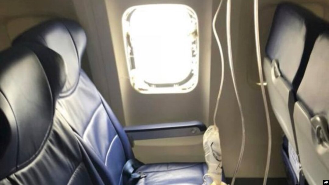 Fotografía del 17 de abril de 2018 facilitada por Marty Martínez, muestra una ventana rota después de que un motor de un avión de Southwest Airlines explotara a 32.000 pies de altitud y los fragmentos metálicos resultantes causaran un orificio en la ventana, por la cual una mujer estuvo a punto de salir expulsada. Marty Martínez vía AP) 
