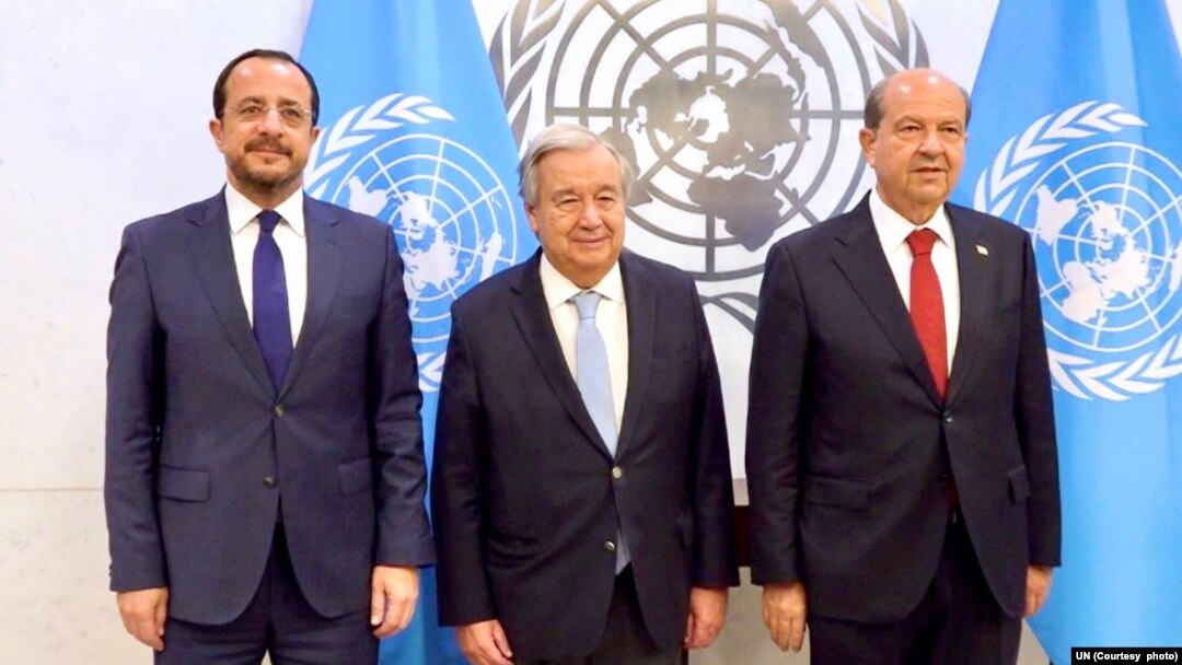 BM Genel Sekreteri Guterres New York'ta KKTC Cumhurbaşkanı Tatar (sağda) ve Güney Kıbrıs Rum Yönetimi Cumhurbaşkanı Hristodulidis (solda) ile biraraya geldi. 