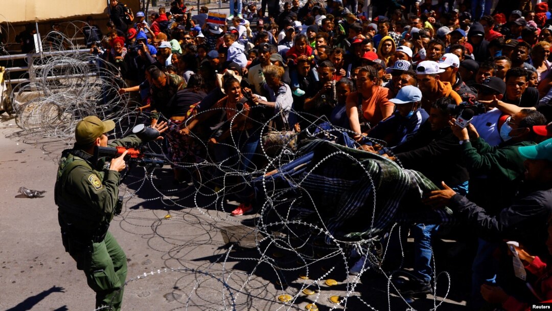 Migranti sprečeni u pokušaju da uđu iz Meksika u SAD (Foto: REUTERS/Jose Luis Gonzalez)  