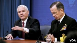 Minis defans ameriken an Robert M. Gates ak Admiral Michael Mullen