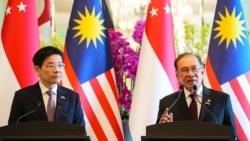 Perdana Menteri Malaysia Anwar Ibrahim (kanan) dan Perdana Menteri Singapura Lawrence Wong (kiri) menghadiri konferensi pers di kantor Perdana Menteri di Putrajaya pada 7 Januari 2025. (Foto: Vincent Thian/POOL/AFP)