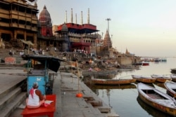 This picture taken on April 10, 2020, shows a view of Manikarnika Ghat on the banks of the Ganges river during a government-imposed lockdown as a preventive measure against the spread of the COVID-19 coronavirus in Varanasi, India.